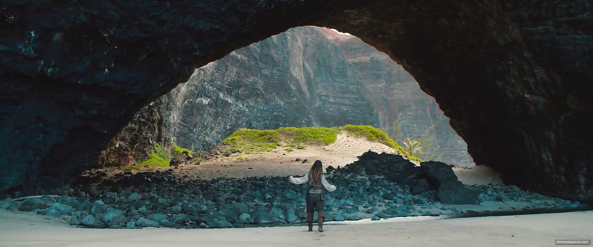 97ea9c6f2ec0c94025e959946f5be4d0 Sea cave on a beach